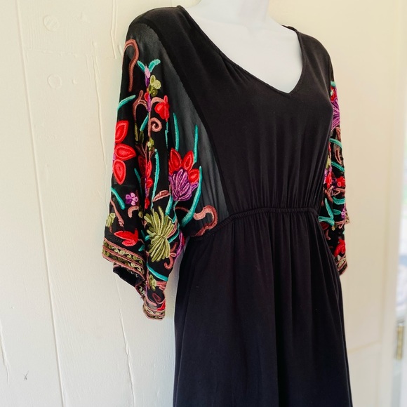 Embroidered Floral Kimono-Sleeved Dress - Picture 4 of 10